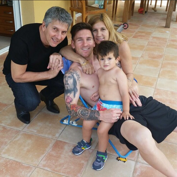 messi with his family1