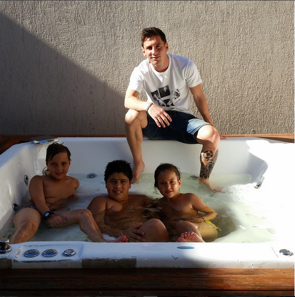 messi with his family3