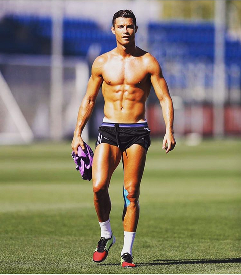 ronaldo showing off his abs