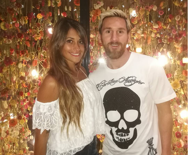 lionel-messi-romantic-photos-with-his-wife1