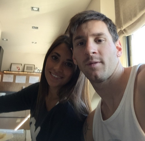 lionel-messi-romantic-photos-with-his-wife2