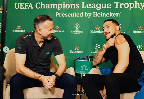 AKA Shows Off His Manchester United Tattoo To Ryan Giggs