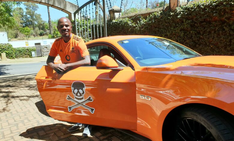 Thomas Mlambo Receives New Orlando Pirates Jersey In Style!