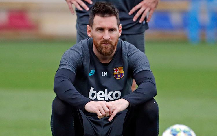 Lionel Messi Pulls Up To Barcelona Practice in Style