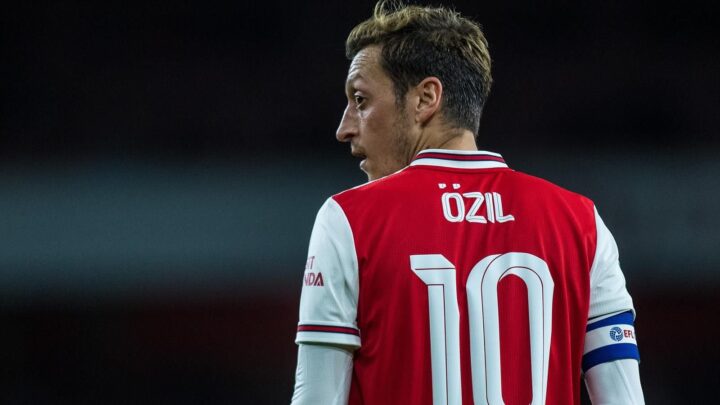 Mesut Ozil Offers To Save Arsenal Legend Gunnersaurus!