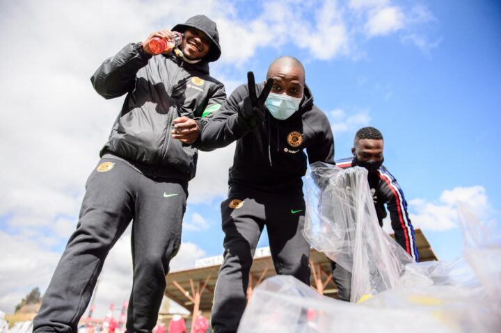 Orlando Pirates & Kaizer Chiefs Provide Food Parcels For Charity!
