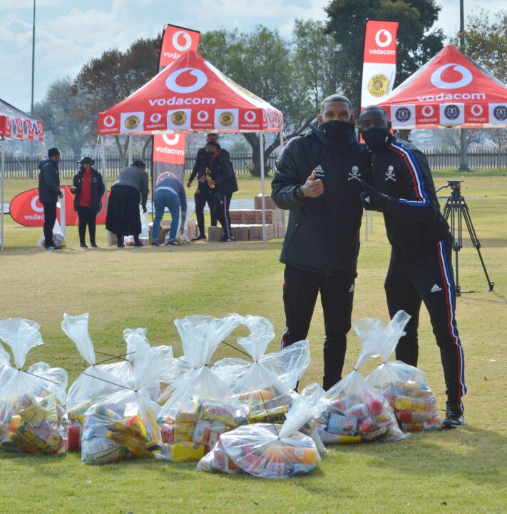 Orlando Pirates & Kaizer Chiefs Provide Food Parcels For Charity!