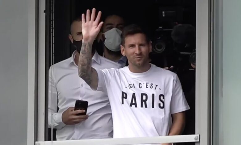 Lionel Messi Arrives in Paris Ahead of PSG Transfer!