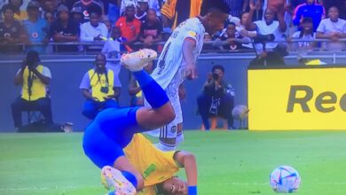Fans Laugh at Andile Jali After He Was Dribbled By Monnapule Saleng!